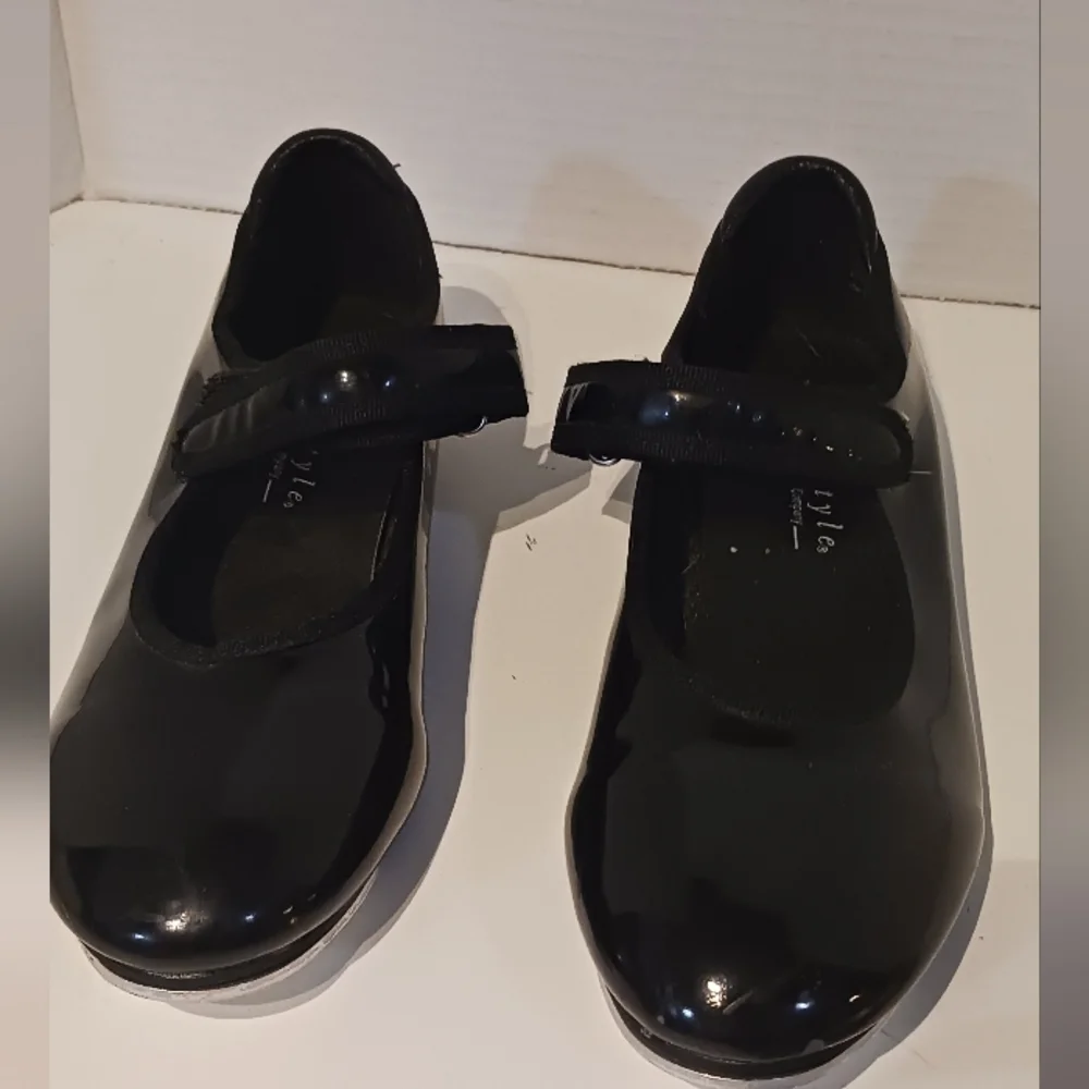 Freestyle a Danskin Company Black Patent Tap shoes ‎ sz 1